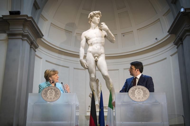 © Reuters. Germany's Chancellor Merkel and Italy's Prime Minister Renzi address news conference at Galleria dell'Accademia in Florence