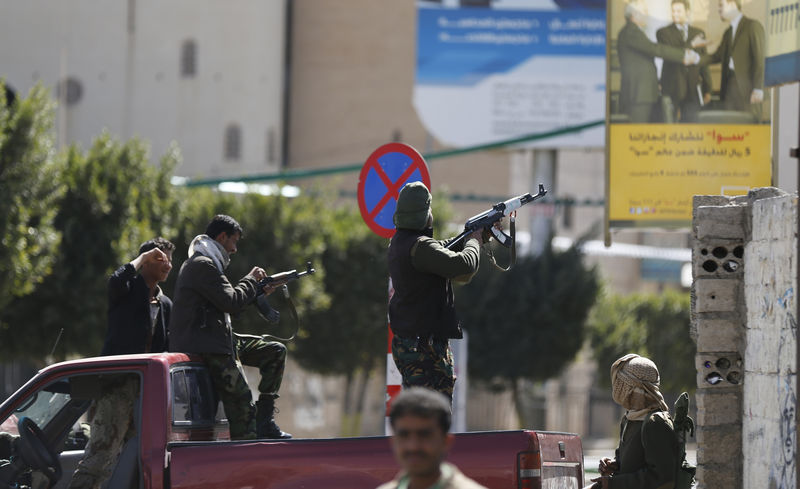 © Reuters. فراغ في السلطة باليمن بعد استقالة الرئيس ورئيس الوزراء