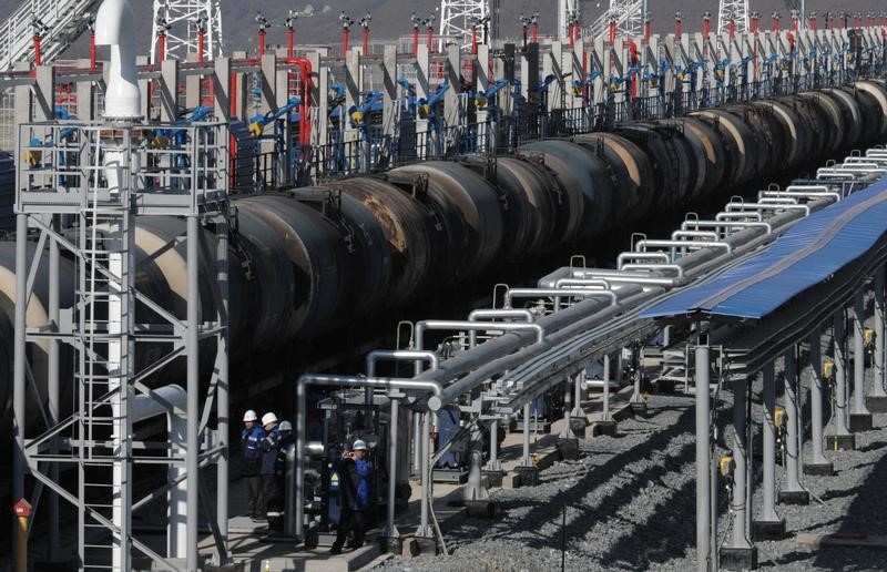 © Reuters. Вагоны с нефтью в нефтеналивном порту Козьмино 