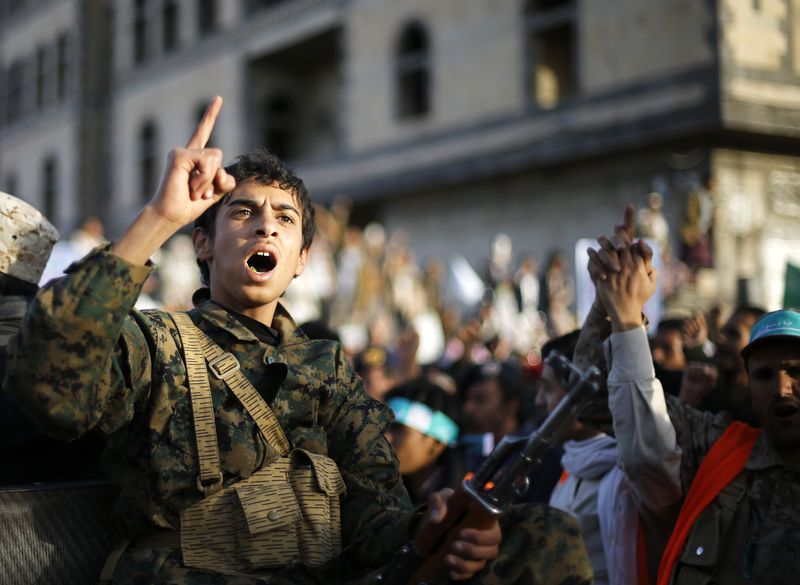 © Reuters.  Houthi fighter shouts slogans as he takes part in a demonstration to show support to the Houthi movement in Sanaa