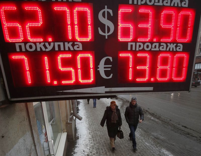© Reuters. Вывеска пункта обмена валюты в Москве 