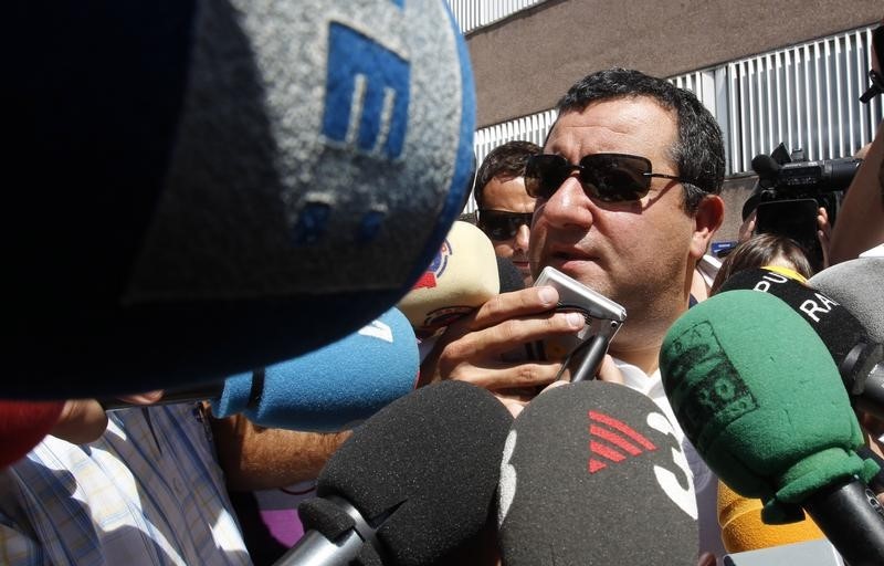 © Reuters. Mino Raiola, empresário de jogadores, conversa com jornalistas em Barcelona