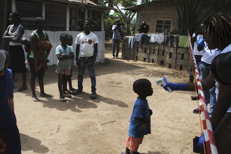 © Reuters. El primer lote de vacuna experimental contra el ébola de GSK llegará a Liberia 