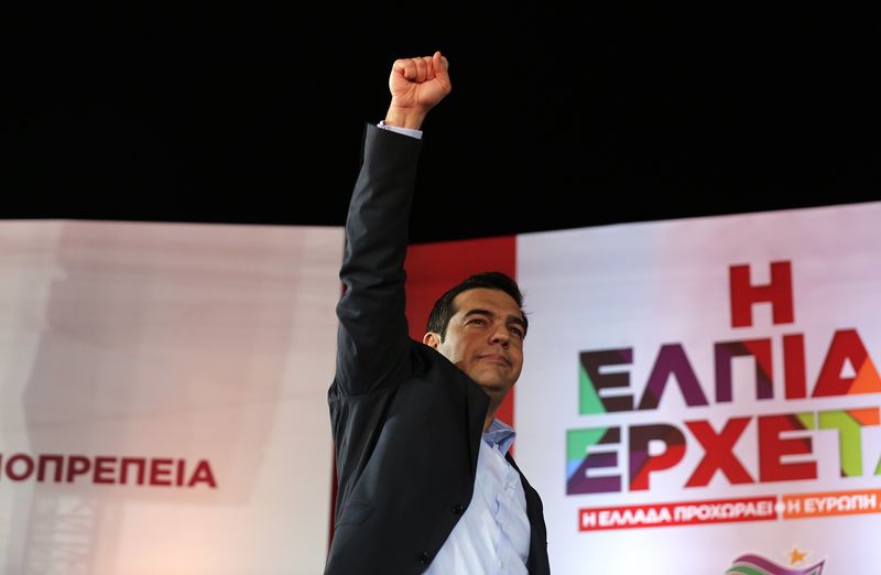 © Reuters. Líder oposicionista e do partido radical de esquerda Syriza, Alexis Tsipras,  acena durante evento em Atenas