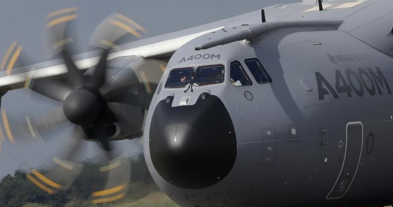 © Reuters. A new Airbus A400M military aircraft rolls on the runway after landing at Orleans air base