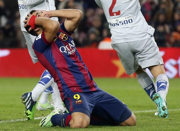 © Reuters. Atacante Luis Suárez, do Barcelona, lamenta após perder gol durante partida contra o Atlético de Madri pela Copa do Rei