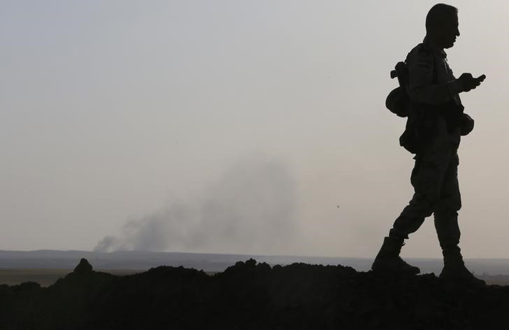 © Reuters. Smoke rises from a recent US air strike on Islamic State (IS) militant positions in Khazir, on the edge of Mosul