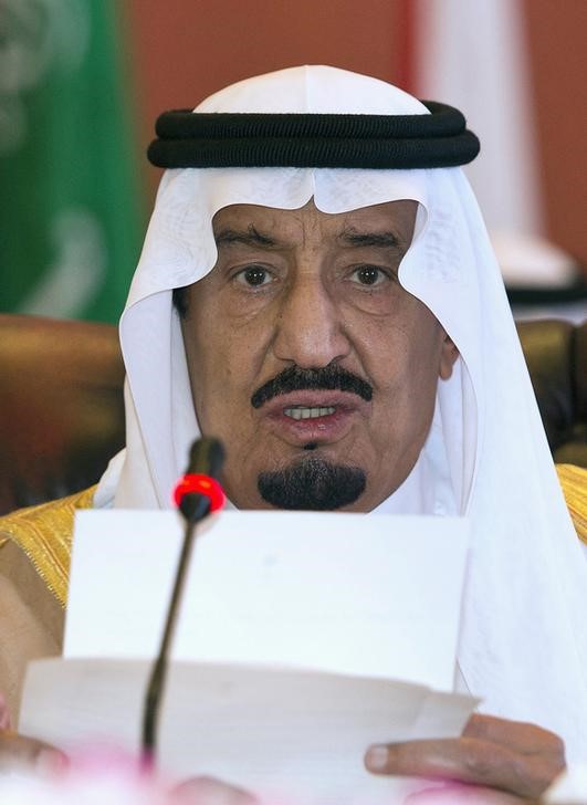© Reuters. العاهل السعودي الجديد يسعى لبث الطمأنينة بشأن انتقال السلطة وسياسات البلاد