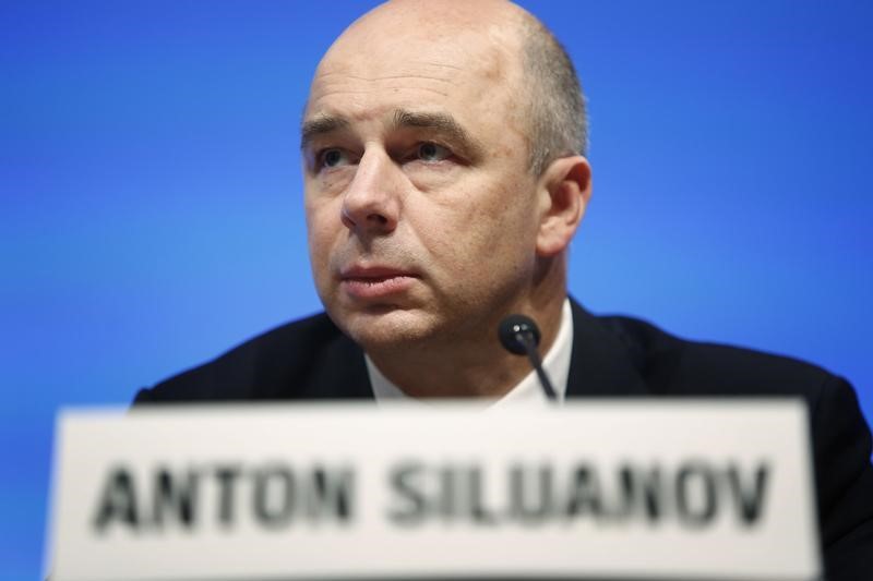 © Reuters. Russia's Finance Minister Siluanov holds a news briefing after a G20 meeting at the start of the annual IMF-World Bank fall meetings in Washington