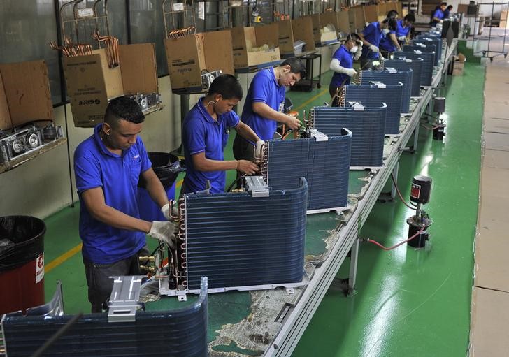 © Reuters. Funcionários na linha de produção de uma empresa em Manaus