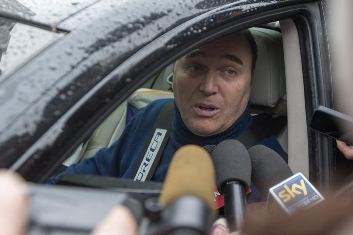 © Reuters. Former French racing driver Philippe Streiff speaks to journalists as he leaves the CHU hospital emergency unit in Grenoble