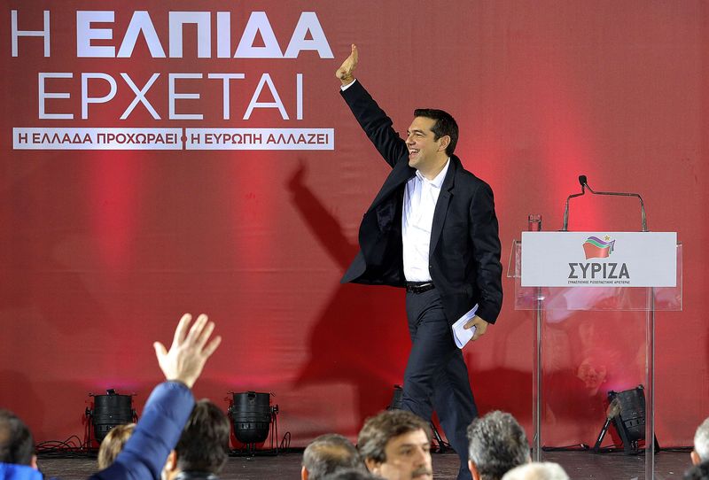 © Reuters. Opposition leader and head of radical leftist Syriza party Alexis Tsipras waves to supporters during a campaign rally in Heraklion, on the island of Crete