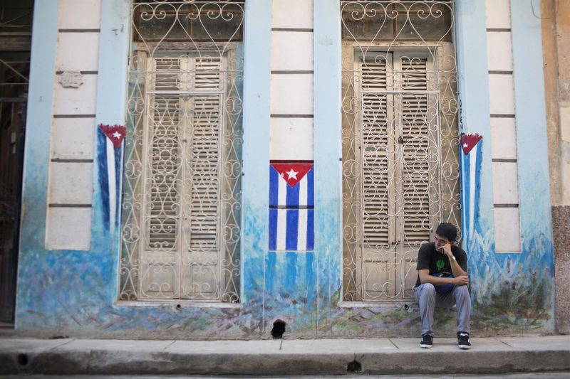 © Reuters. Bandeiras nacionais cubanas em Havana