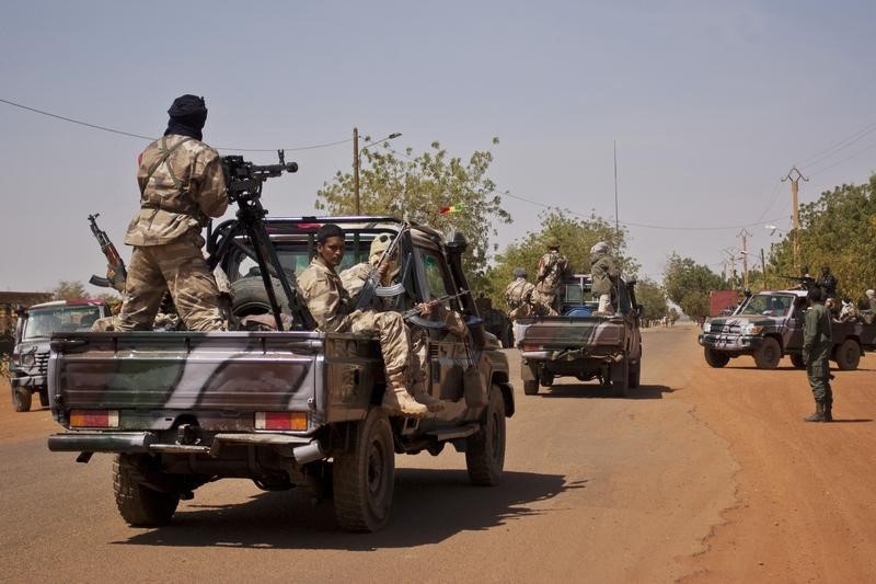 © Reuters.  المتمردون الطوارق في مالي يهددون بالانسحاب من محادثات السلام