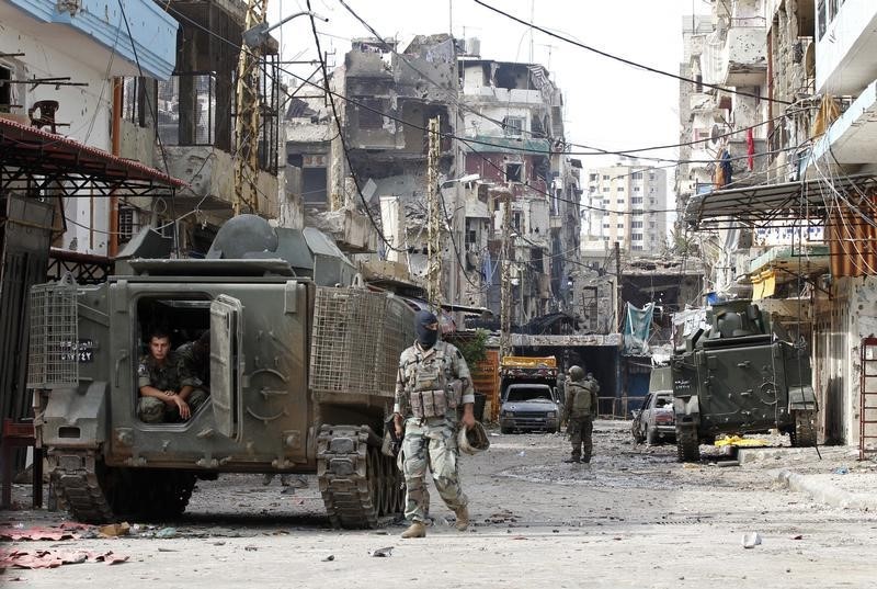 © Reuters. الجيش اللبناني: مقتل خمسة جنود في اشتباكات قرب الحدود مع سوريا