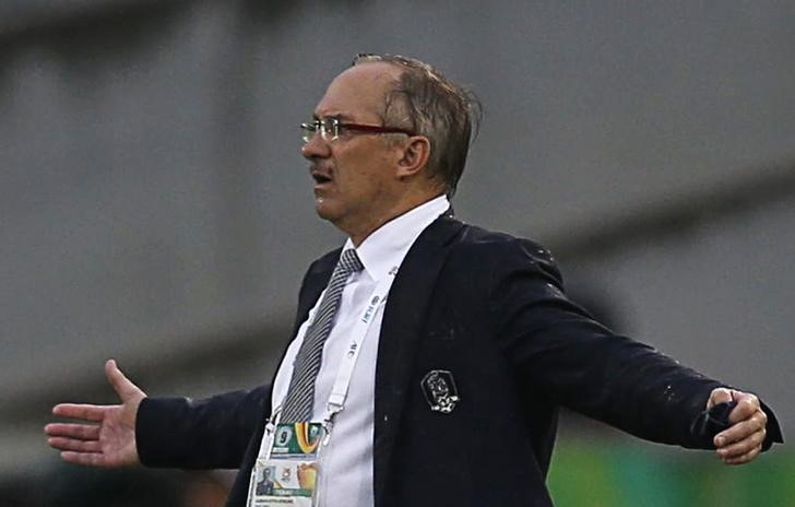 © Reuters. South Korea's coach Uli Stielike reacts during their Asian Cup Group A soccer match against Kuwait at the Canberra stadium in Canberra