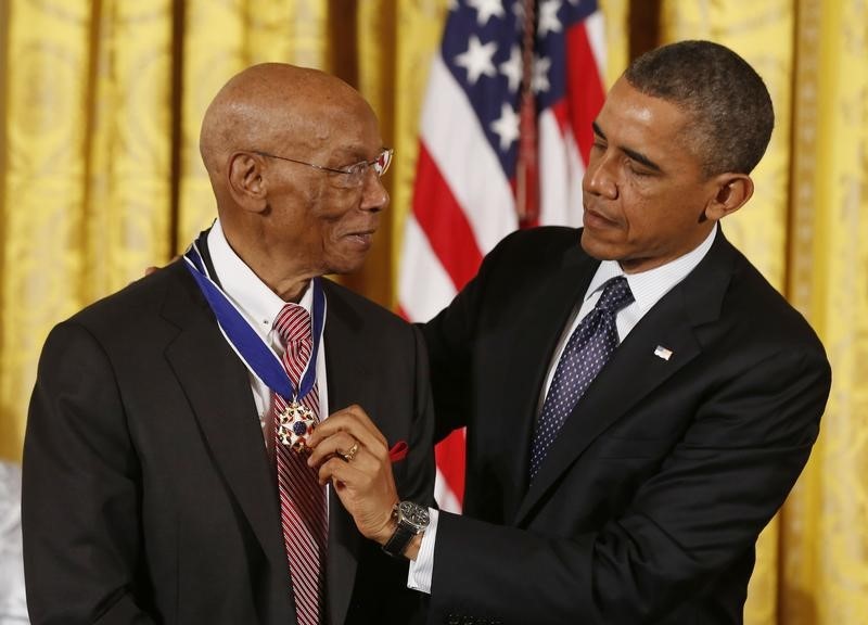 © Reuters. U.S. President Barack Obama presents the Presidential Medal of Freedom to baseball Hall of Fame player Ernie Banks at a ceremony in the East Room of the White House in Washington