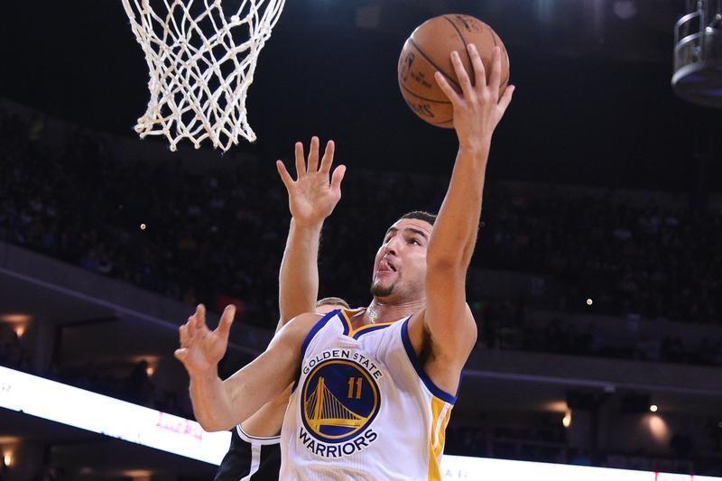 © Reuters. 37 نقطة في ربع واحد تمنح طومسون رقما قياسيا بدوري السلة الأمريكي