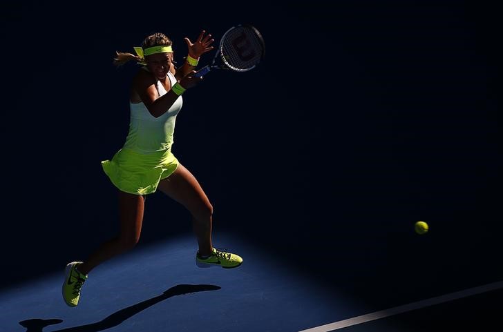 © Reuters. Victoria Azarenka of Belarus hits a return against Barbora Zahlavova Strycova of the Czech Republic during their women's singles third round match at the Australian Open 2015 tennis tournament in Melbourne