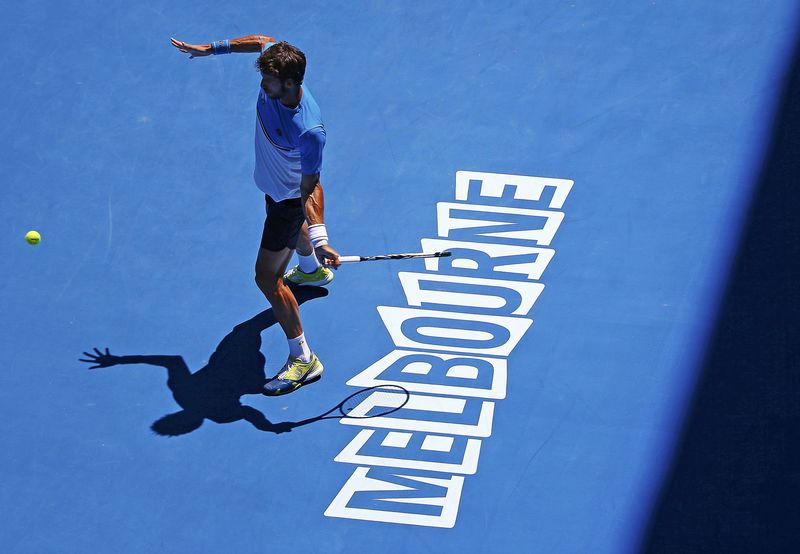 © Reuters. Lopez of Spain hits a return to Janowicz of Poland during their men's singles match at the Australian Open 2015 tennis tournament in Melbourne 