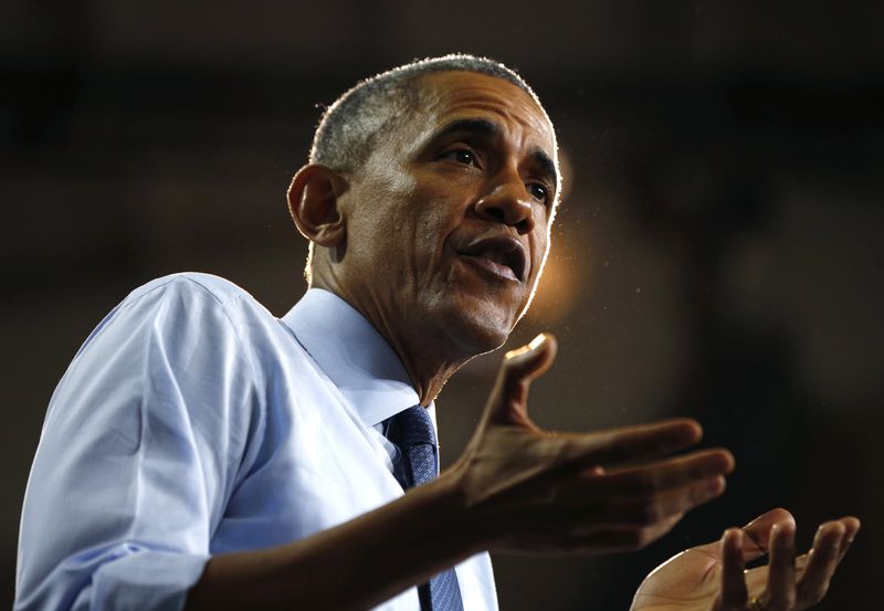 © Reuters. U.S. President Barack Obama speaks during a visit to the University of Kansas in Lawrence