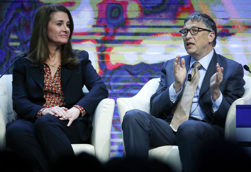 © Reuters. Bill Gates, Co-Chair of the Bill & Melinda Gates Foundation gestures next to his wife Melinda French Gates during the session 'Sustainable Development: A Vision for the Future' in the Swiss mountain resort of Davos