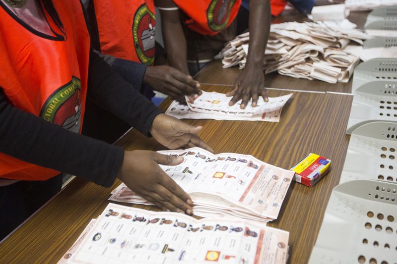 © Reuters. لونجو يتقدم بفارق ضئيل على منافسه في انتخابات الرئاسة في زامبيا