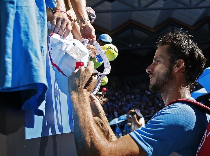 © Reuters. Feliciano López pide perdón por hacer daño a un recogepelotas con un pelotazo