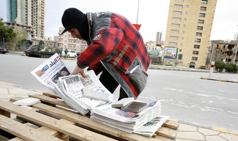 © Reuters. أكشاك الصحف في شارع ببيروت ما بين تاريخ عريق ومصير مجهول