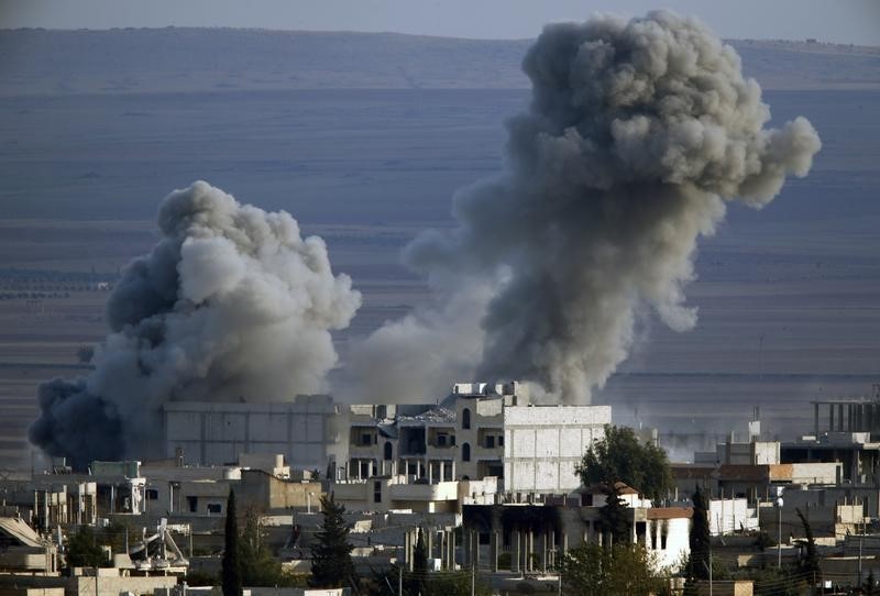 © Reuters. قوات أمريكا والحلفاء تشن غارات جوية في سوريا والعراق