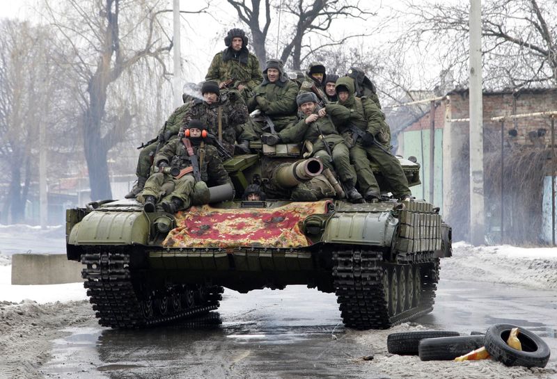 © Reuters. زعيم للانفصاليين في اوكرانيا يقول إنهم شنوا هجوما على ماريوبول