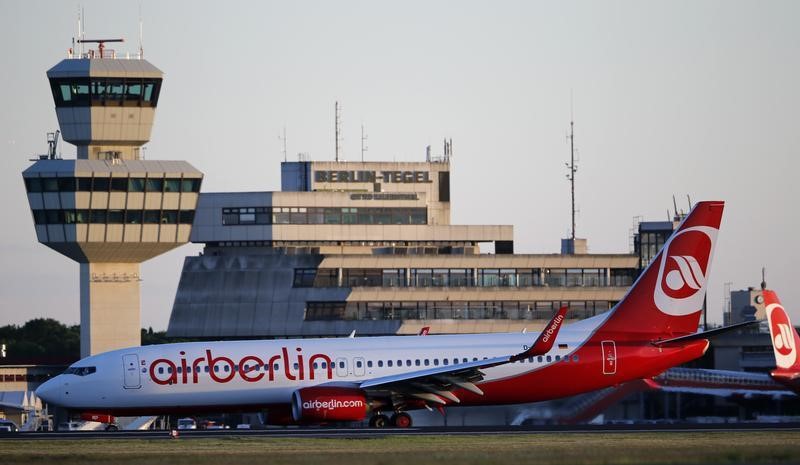 © Reuters. An aircraft operated by German carrier Air Berlin rolls out on the tarmac at Berlin's Tegel airport