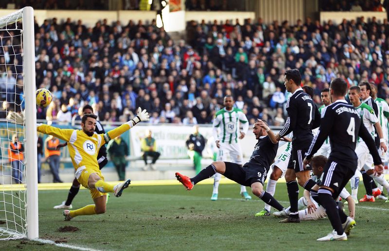 © Reuters. El Madrid gana al Córdoba 2-1 en los últimos minutos en un polémico partido