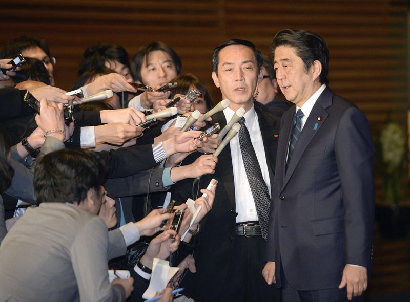 © Reuters. رئيس الوزراء الياباني يقول إن بلاده لن ترضح للإرهاب