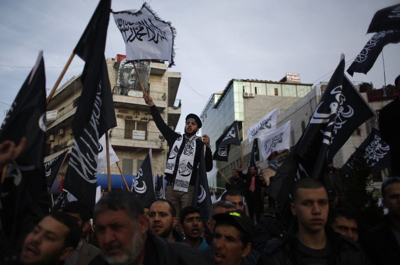 © Reuters. Palestinian supporters of Hizb ut-Tahrir take part in a protest against Charlie Hebdo in Ramallah