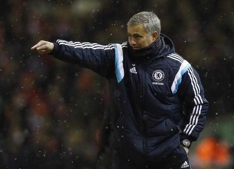 © Reuters. Chelsea's manager Mourinho instructs his team during their English League Cup semi-final first leg soccer match against Liverpool at Anfield in Liverpool