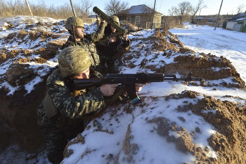 © Reuters. Ukrainian servicemen guard their position in the village of Luhanska, Luhansk region