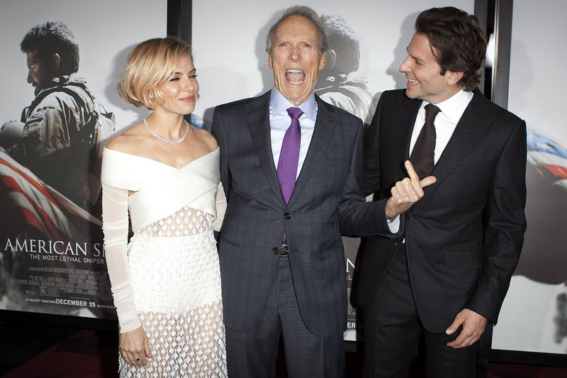 © Reuters. Actress Sienna Miller, director Clint Eastwood and actor Bradley Cooper arrive for the premiere of the film "American Sniper" in New York