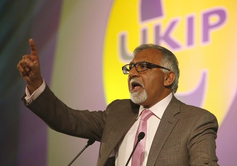 © Reuters. United Kingdom Independence Party Member of the European Parliament, Amjad Bashir, speaks during the UKIP annual party conference, in Doncaster