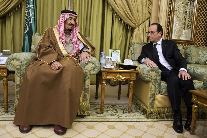© Reuters. French President Francois Hollande offers condoleances to Saudi King Salman following the death of Saudi King Abdullah in Riyadh