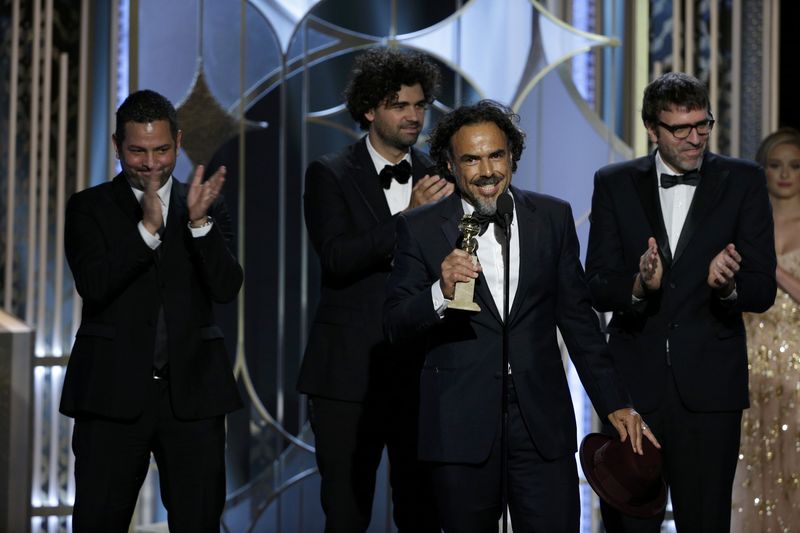 © Reuters. Director and writer Alejandro Gonzalez Inarritu of Mexico accepts the Golden Globe Award for Best Screenplay - Motion Picture for "Birdman" at the 72nd Golden Globe Awards in Beverly Hills