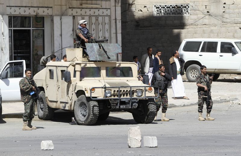 © Reuters. Soldiers are seen near the house of Yemen's President Abd-Rabbu Mansour Hadi in Sanaa