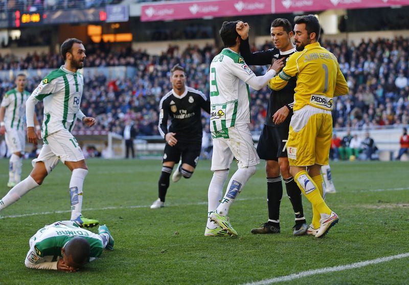 © Reuters. La sanción de Ronaldo, una preocupación más para un Madrid alicaído