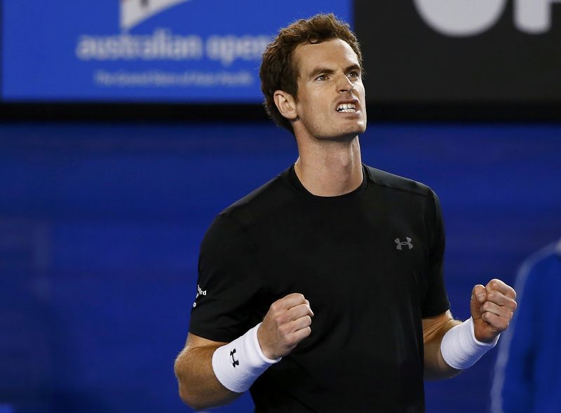 © Reuters. Andy Murray of Britain celebrates after defeating Grigor Dimitrov of Bulgaria in their men's singles fourth round match at the Australian Open 2015 tennis tournament in Melbourne