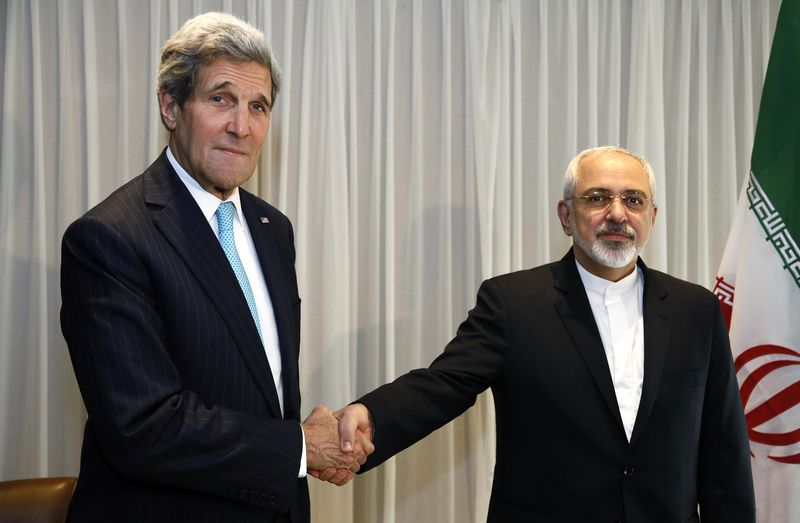 © Reuters. U.S. Secretary of State John Kerry shakes hands with Iranian Foreign Minister Mohammad Javad Zarif before a meeting in Geneva