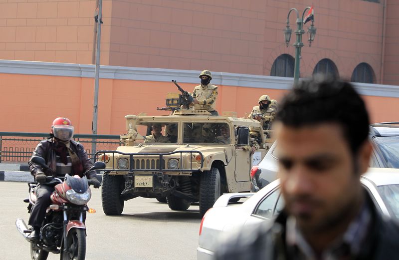 © Reuters. مصادر أمنية: ارتفاع عدد قتلى احتجاجات مصر إلى 11