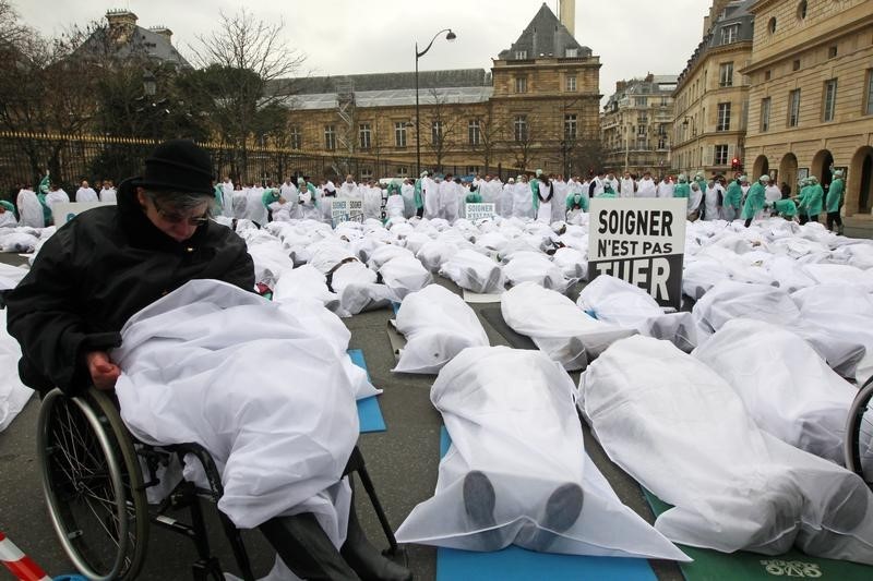 © Reuters. DES MILLIERS DE MANIFESTANTS À PARIS CONTRE L'EUTHANASIE