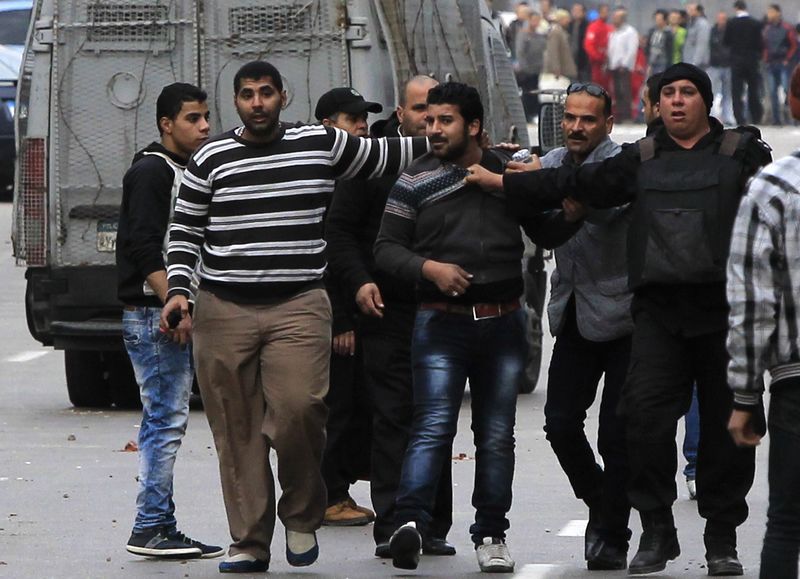 © Reuters. مسؤول: مقتل 15 بينهم مجند في ذكرى انتفاضة 2011 بمصر