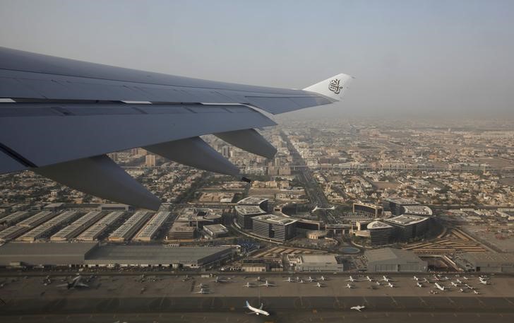 © Reuters. The logo of Emirates airline is seen on the wing of one of their airplanes after takeoff from Dubai airport