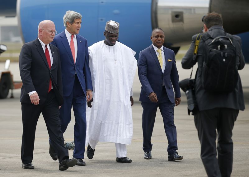 © Reuters. U.S. Ambassador to Nigeria Entwistle and Secretary of State Kerry walk with Nigerian government officials upon Kerry's arrival in Lagos